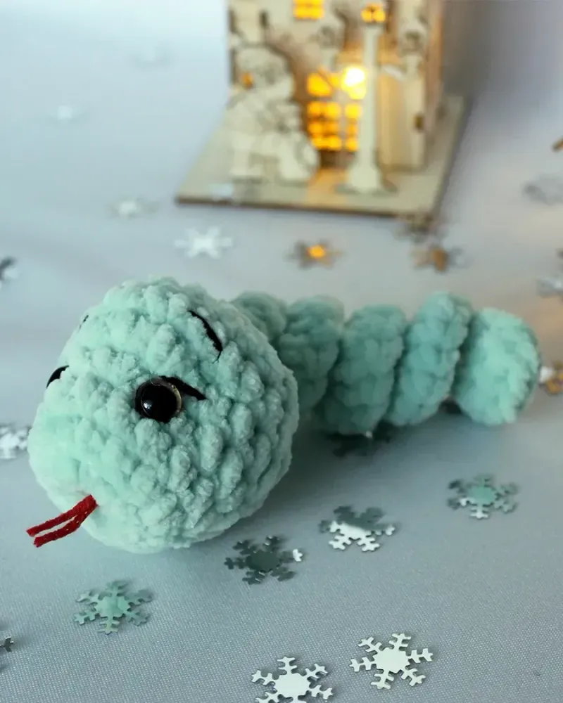 Мягкая вязаная игрушка Змея — Мятный