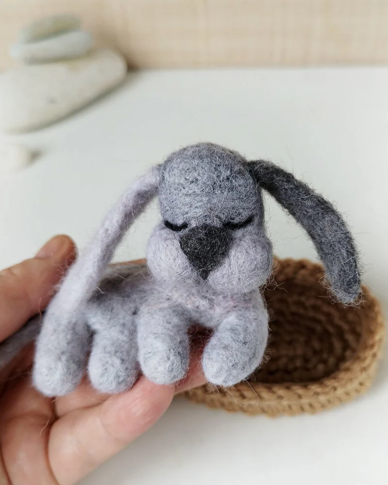 Войлочная игрушка спящая собачка Соня с лежанкой