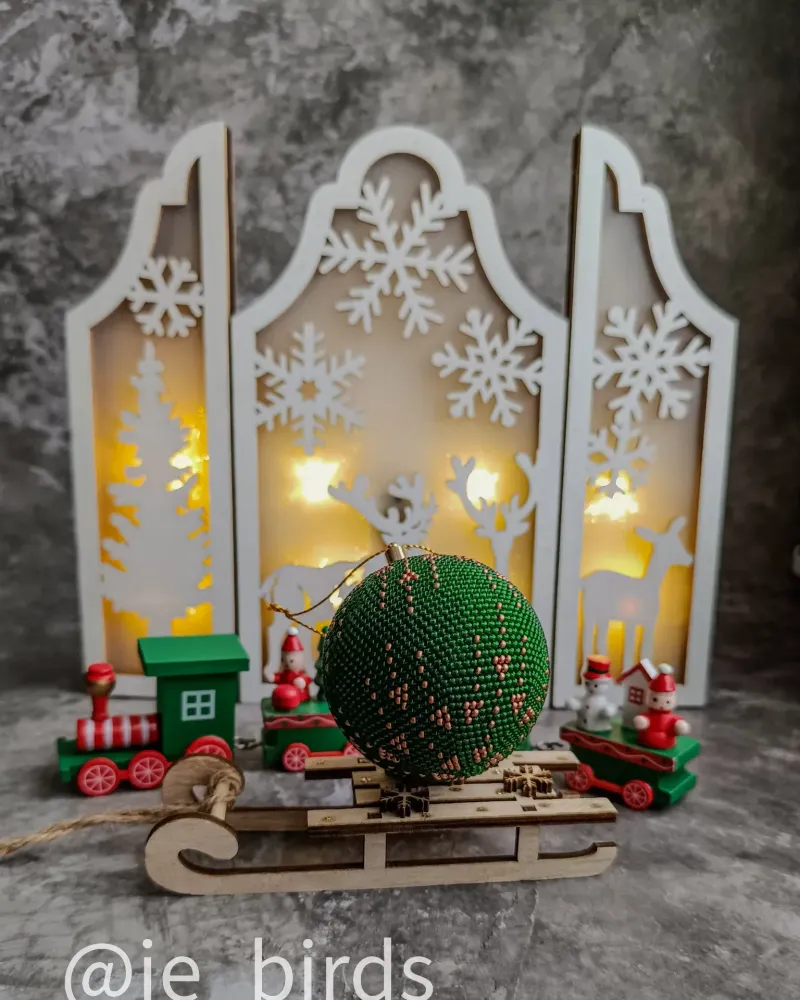 Ёлочный шар из бисера — Зелёный и бронза, 6 см
