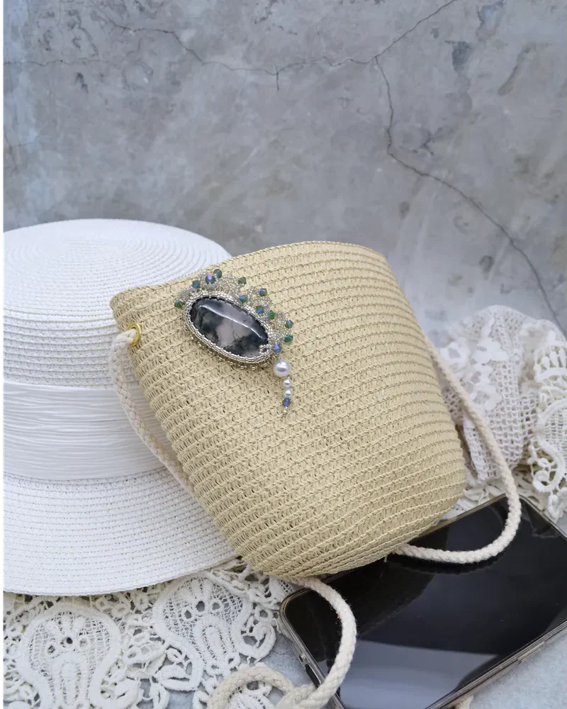 Брошь ручной работы с моховым агатом и Swarovski