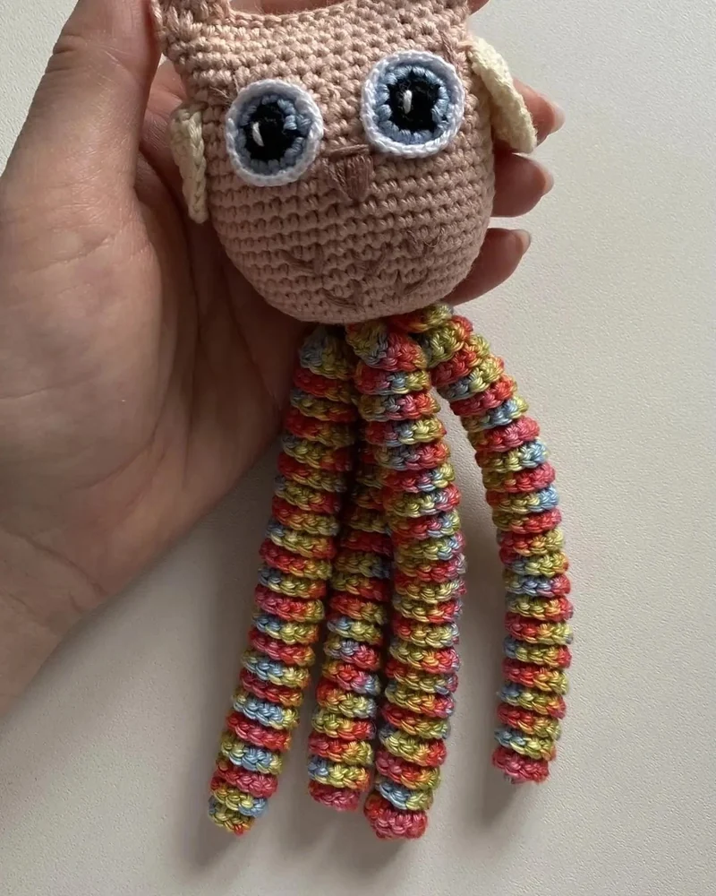 Вязаная игрушка совёнок для новорождённого