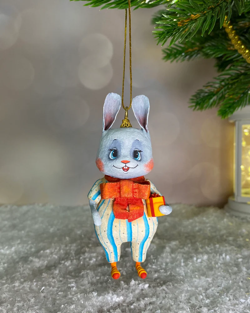 Ёлочная игрушка «Заяц с подарком»