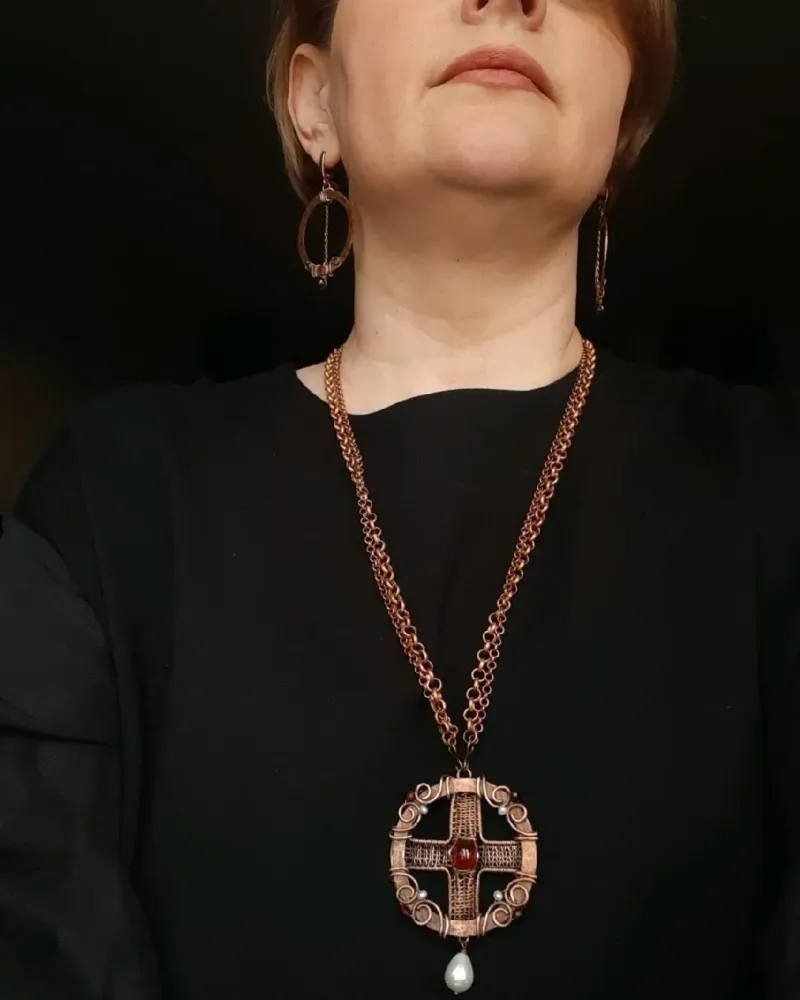 Кулон «Крест в круге» с гранатом — Гранат и жемчуг культивированный
