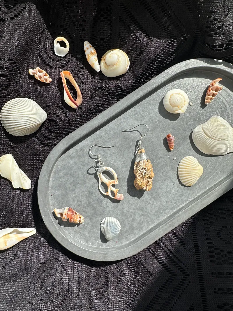 Сережки из коралла и ракушки в витражной технике