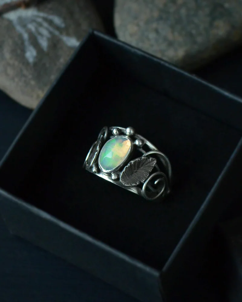 Кольцо с опалом широкое Фэнтези Листья