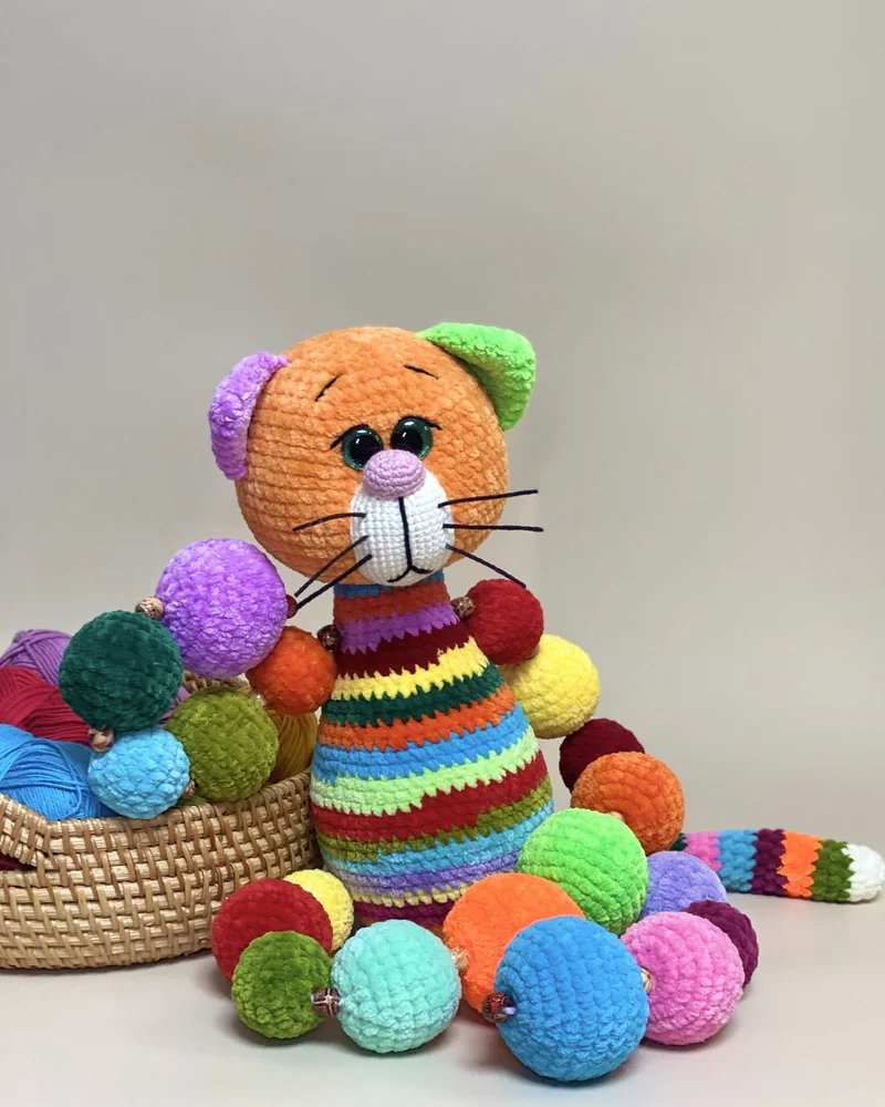 Вязаный разноцветный полосатый котик амигуруми