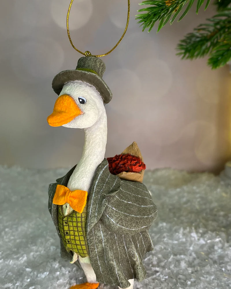 Ёлочная игрушка «Гусь с цветами»