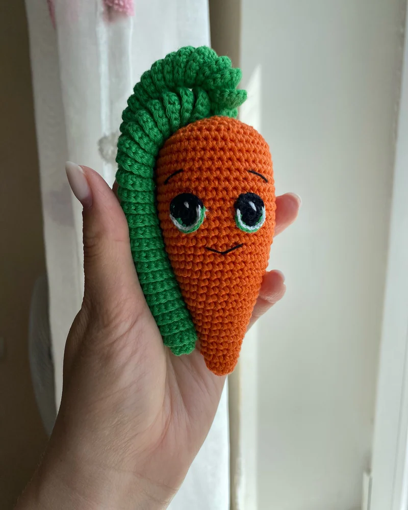 Вязаная игрушка морковка для новорождённого