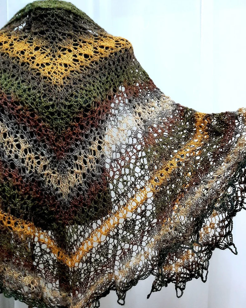 Вязаная шаль спицами, тонкая шаль, треугольная шаль