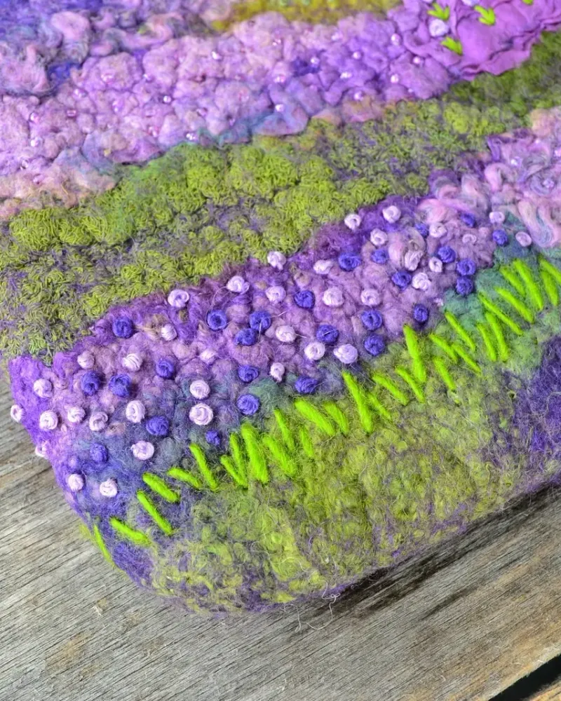 Валяная косметичка с вышивкой — 19×16 см