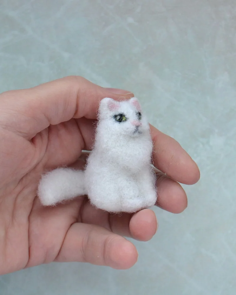 Валяный белый котенок интерьерная игрушка для кукольного домика