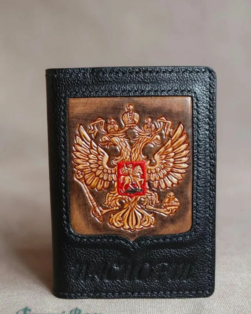 Кожаная обложка с тиснением "Герб России"