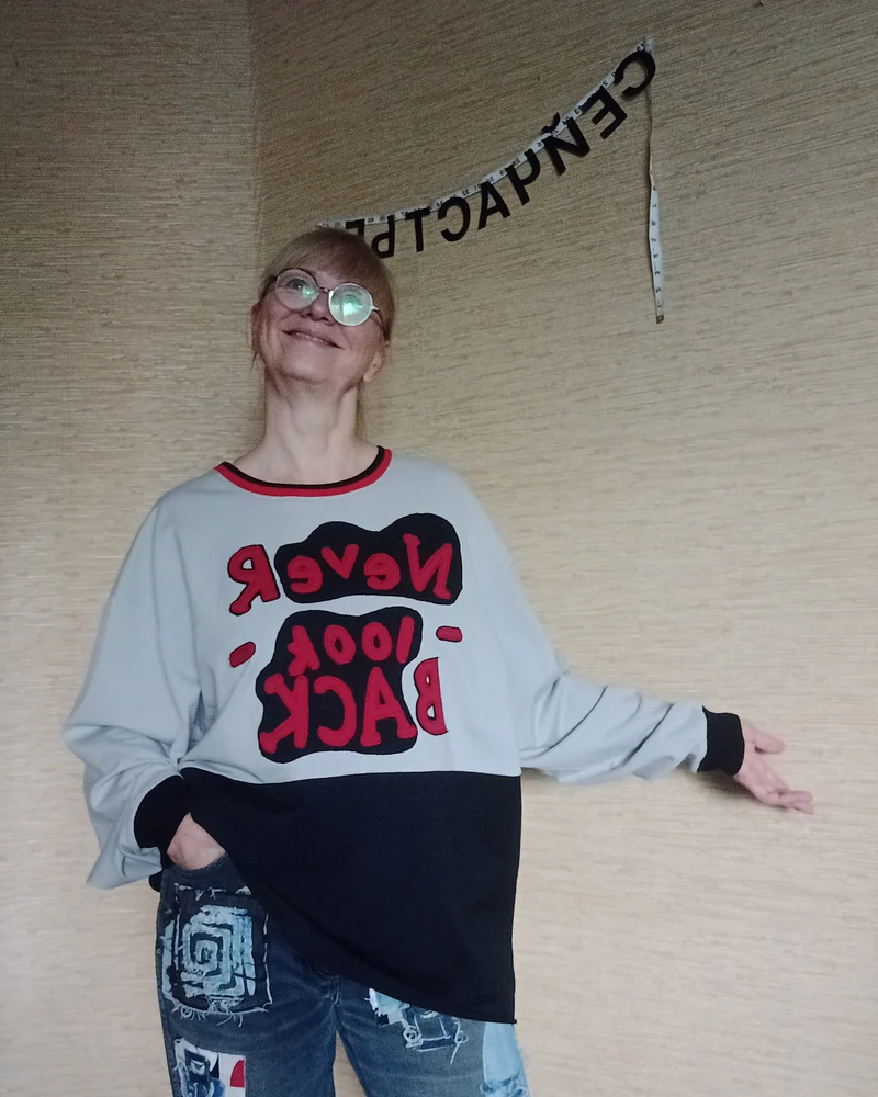 Свитшот с аппликацией Never Look Back