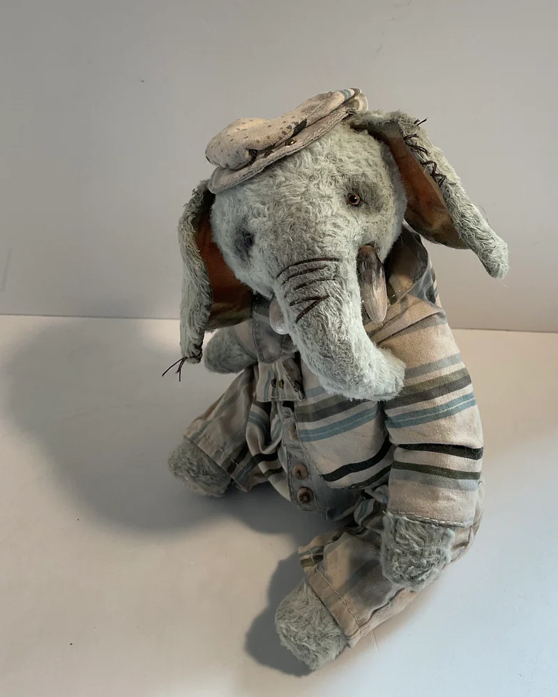 Тедди слон — слон в кепке