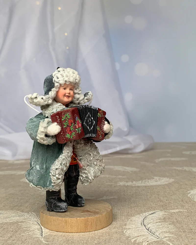 Мальчик с гармонью — Серо-белый костюм