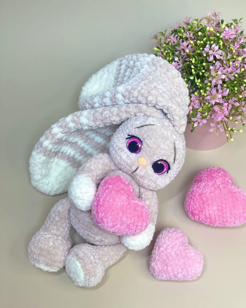 Вязаная зайка амигуруми с сердечком