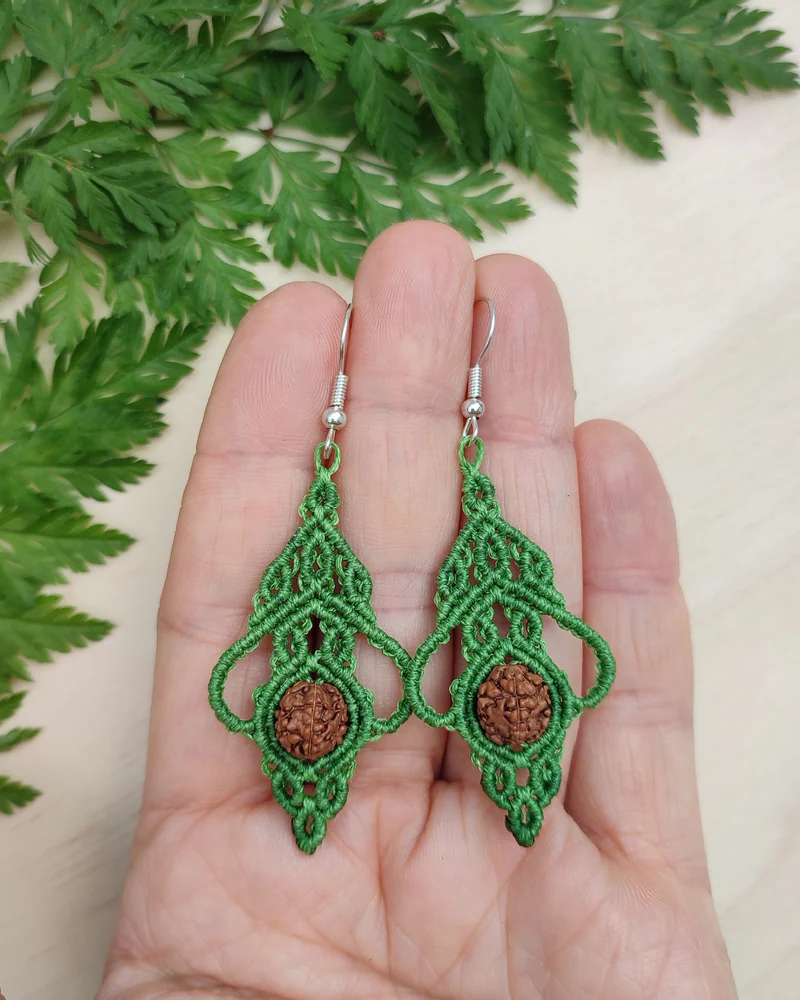 Зелёный Зелёные сертги макраме Макошь с рудракшей