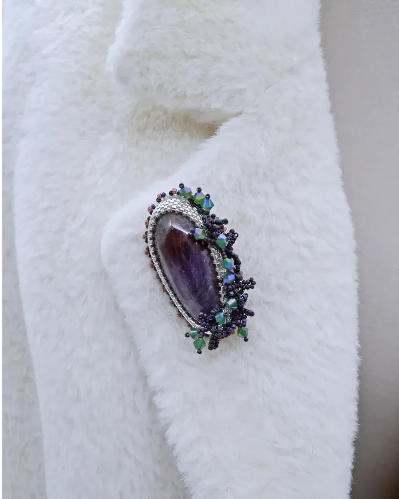 Брошь ручной работы с аметистом и Swarovski