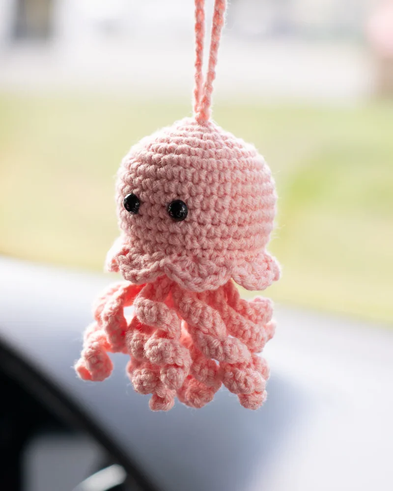 Вязаная медуза — игрушка-подвеска — 7,5 см