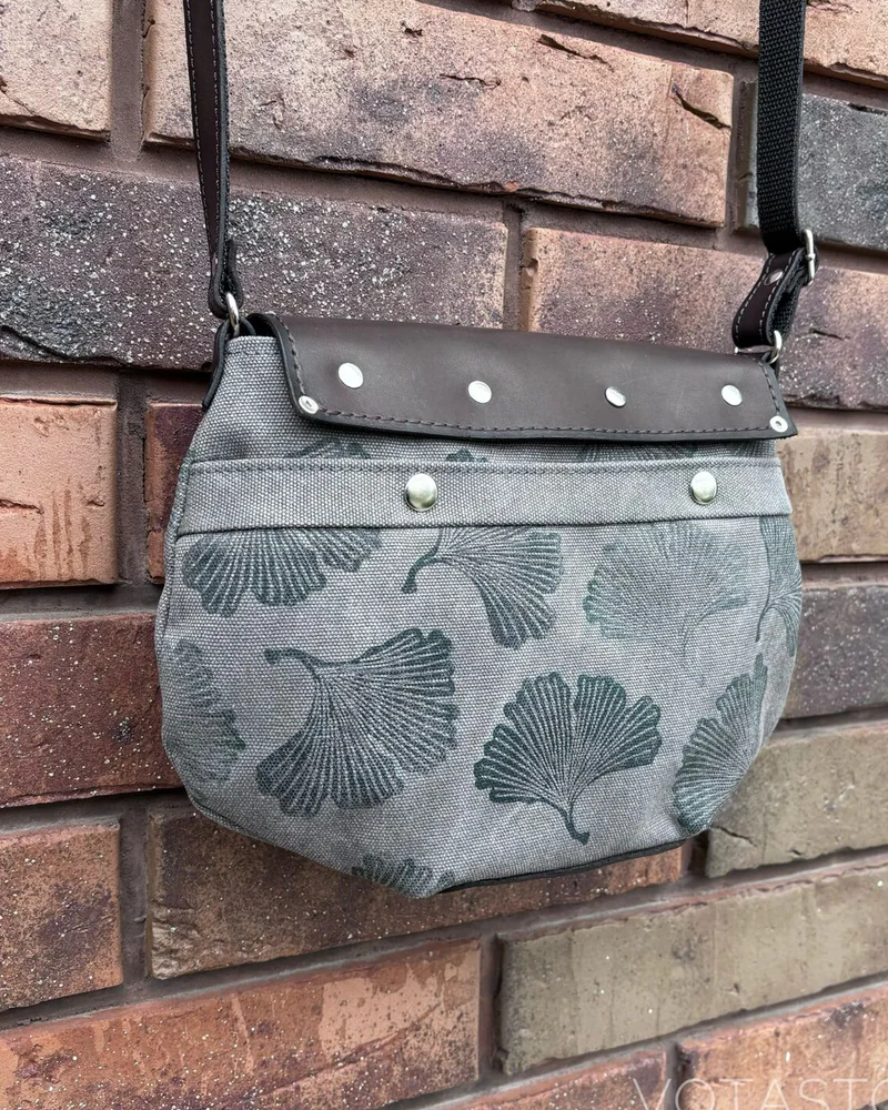 Женская сумка через плечо из натуральной кожи и канваса — цвет серый