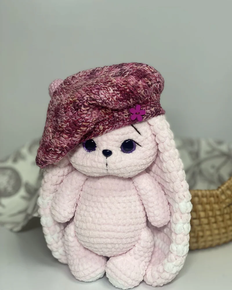 Вязаная розовая зайка амигуруми