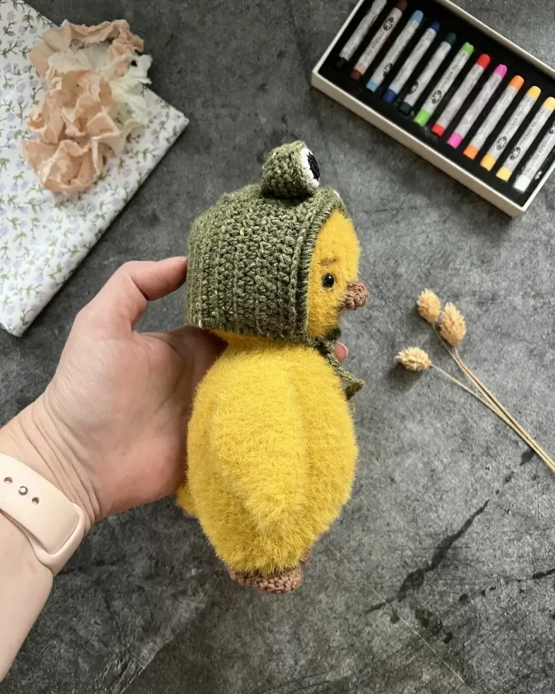Вязаная игрушка «Утёнок в шапочке-лягушке»