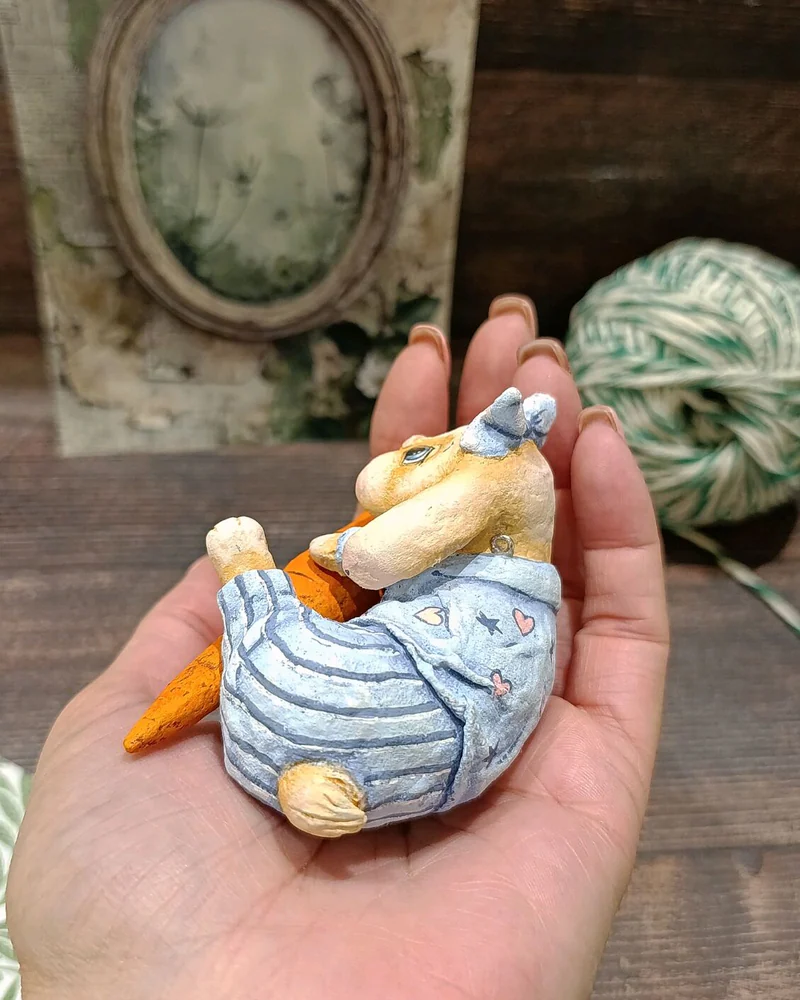 Заяц с морковкой