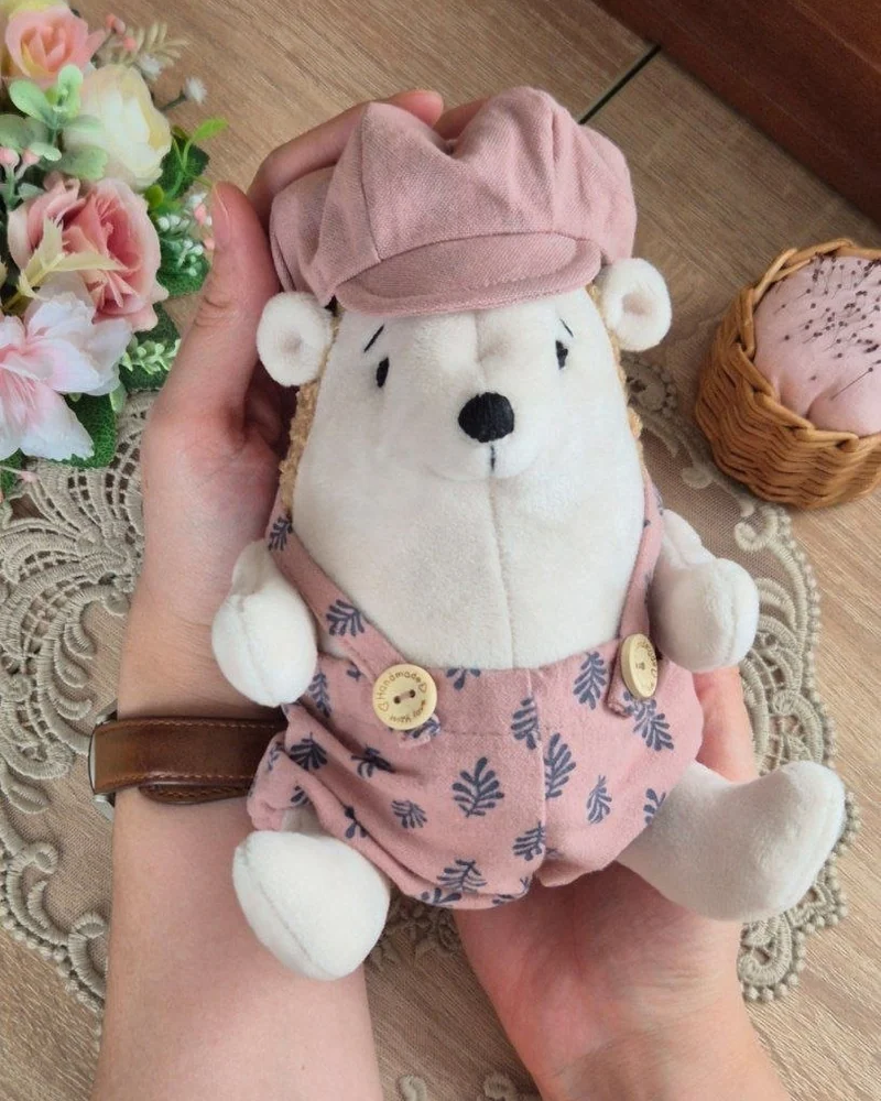 Бежевый мягкий ёжик в штанишках