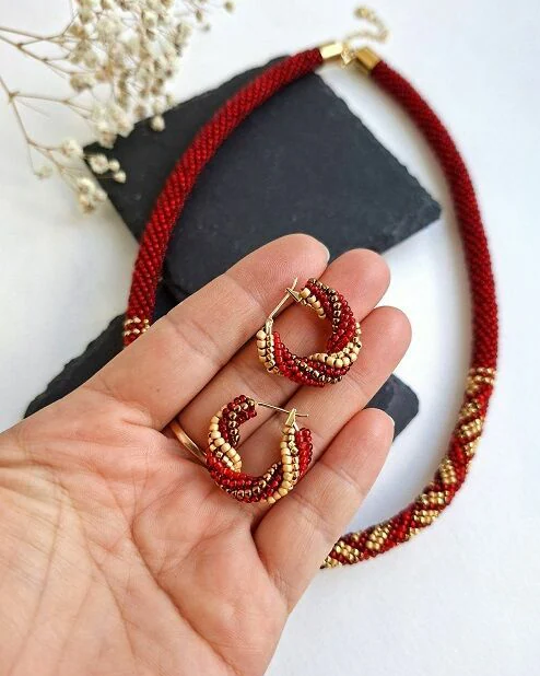 Серьги кольца из бисера красные золотые подарок для женщины