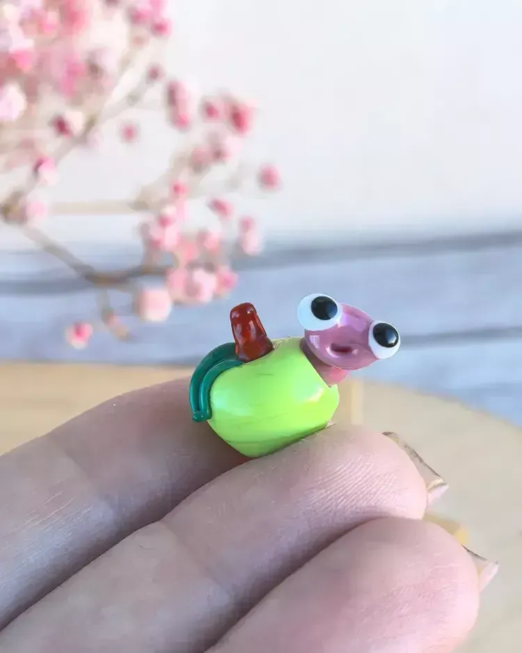 Миниатюрная стеклянная фигурка Яблоко с червячком в технике Lampwork — Высота 10 мм