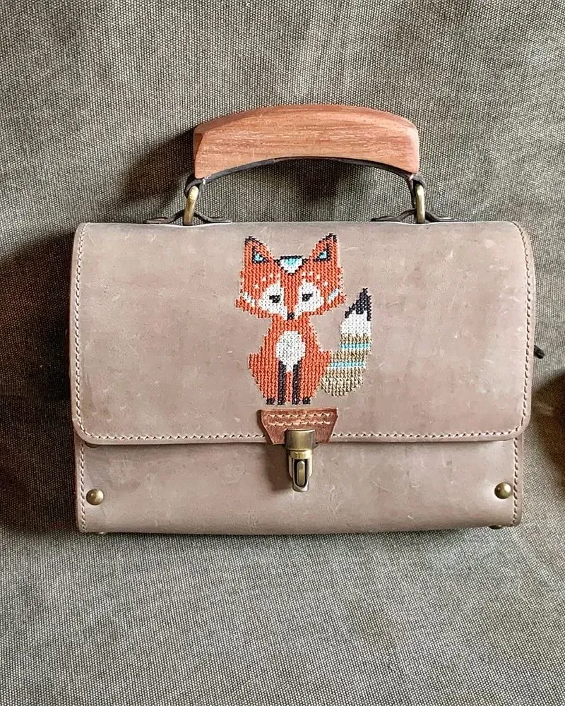Кожаная сумка с вышивкой FOXY — Серый