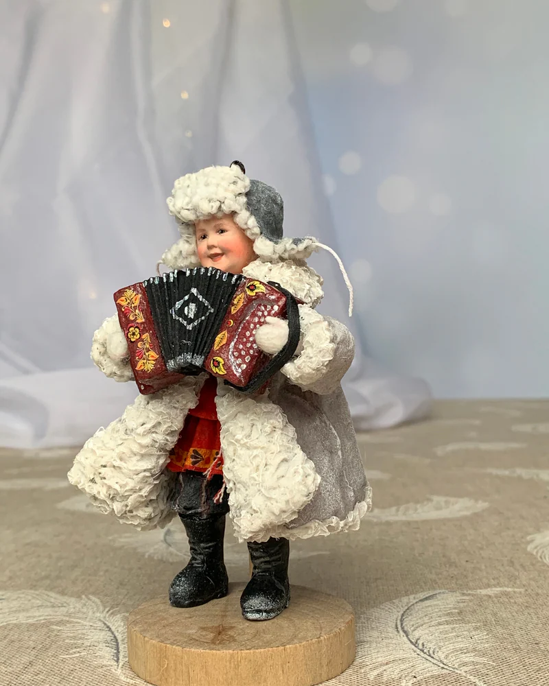 Мальчик с гармонью — Бордовый костюм