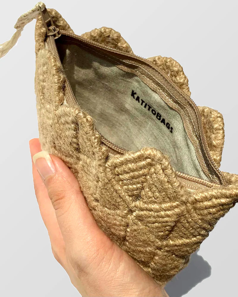 Бежевая сумка (косметичка) в технике макраме