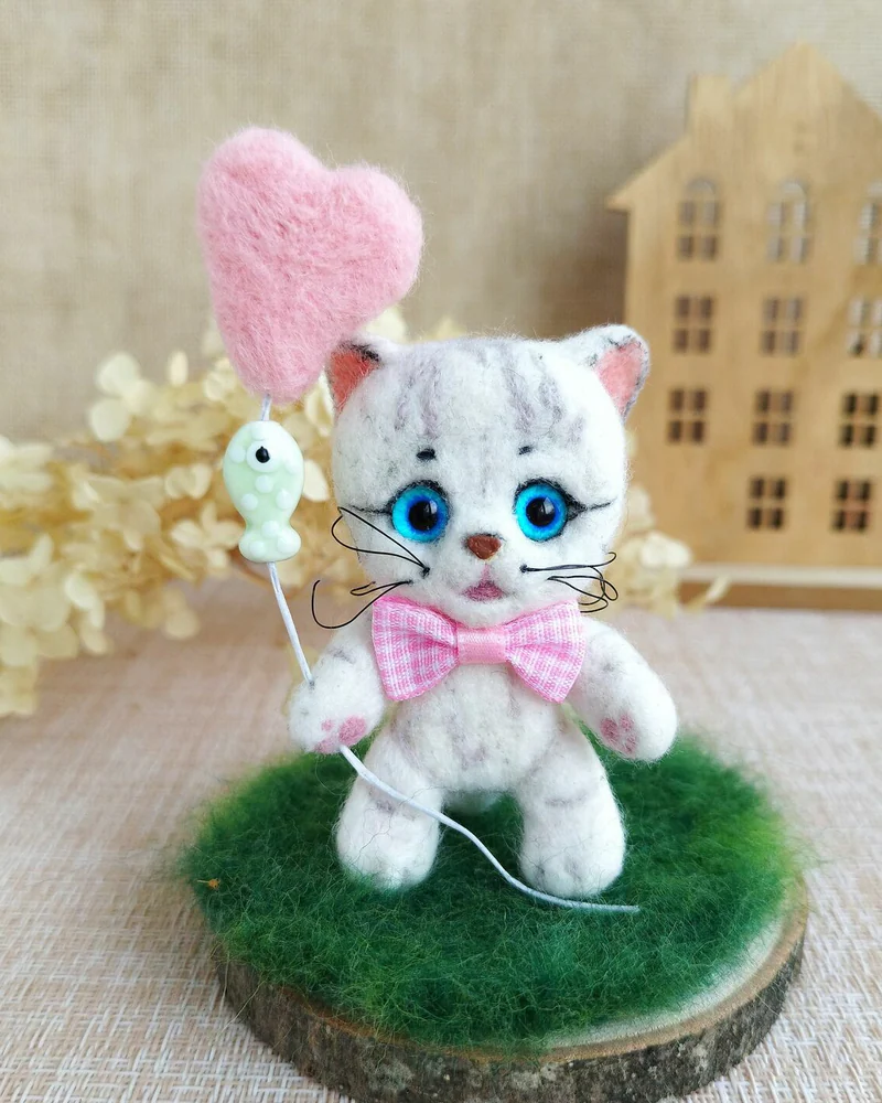 Белый котик с сердечком, Игрушка из шерсти котенок