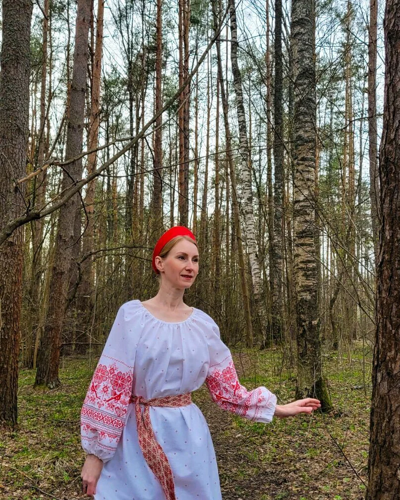 Платье народное с красным орнаментом и поясом