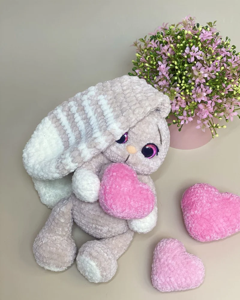 Вязаная зайка амигуруми с сердечком