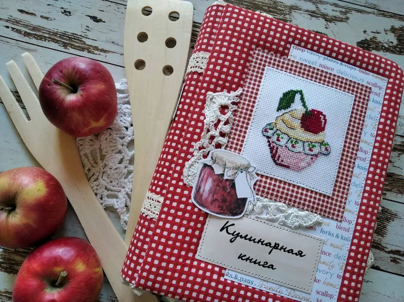 Кулинарная книга для рецептов 17×22 см с вышивкой крестом, красная