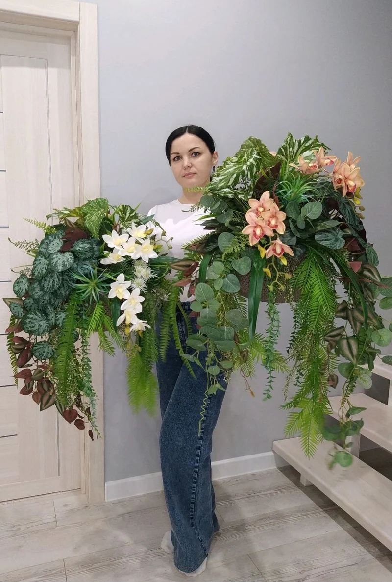 Ампельная композиция из флористической зелени