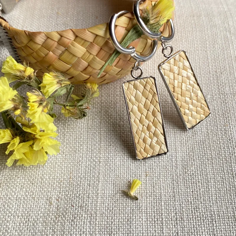 Серьги «Айфон» из соломки