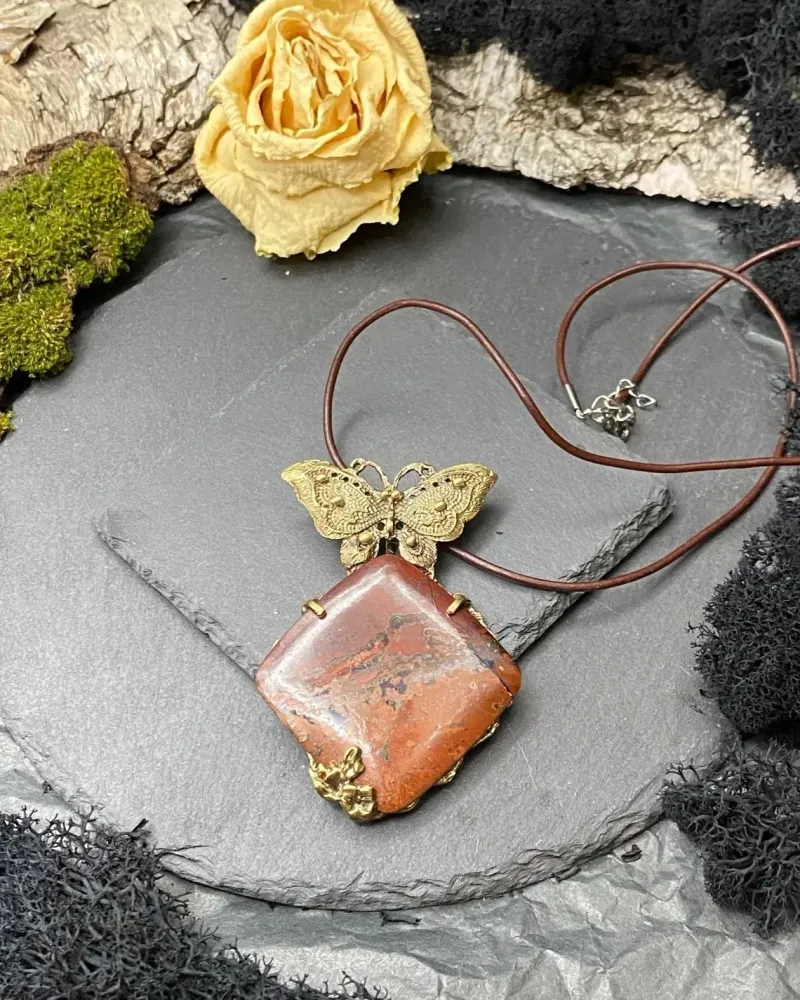 Кулон из латуни с натуральным камнем и бабочкой