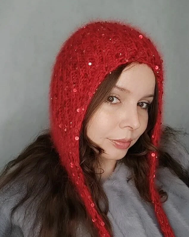 Шапка чепчик шлем, шапка красная с пайетками