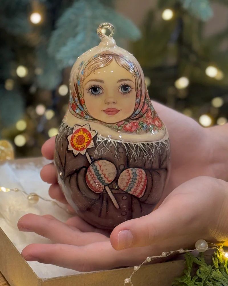 Стеклянная матрешка «Девочка с рождественской звездой» — стеклянная матрешка