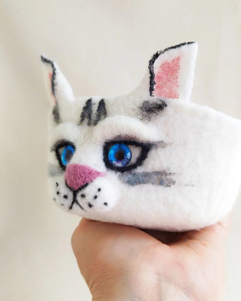 Белый кот из шерсти. Корзинка для хранения мелочей