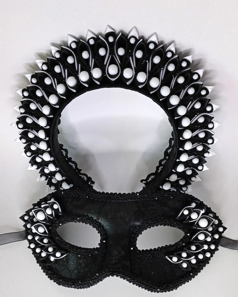 Карнавальная маска черно белая