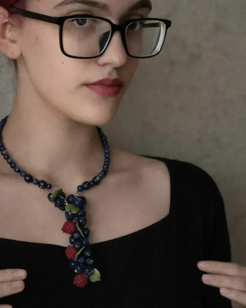 Ягодное колье с лазуритом из полимерной глины