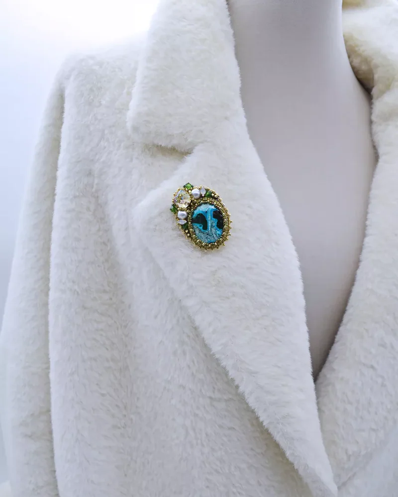 Брошь ручной работы с хризоколлой и Swarovski