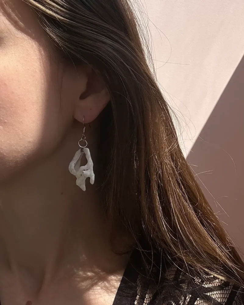 Сережки из фрагментов ракушки в витражной технике — Белая ракушка