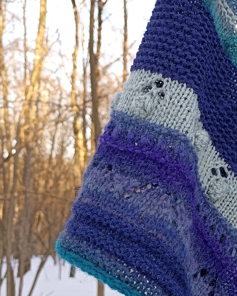 Вязаная ажурная шаль с шишечками из дундаги — Синий лёд, меринос