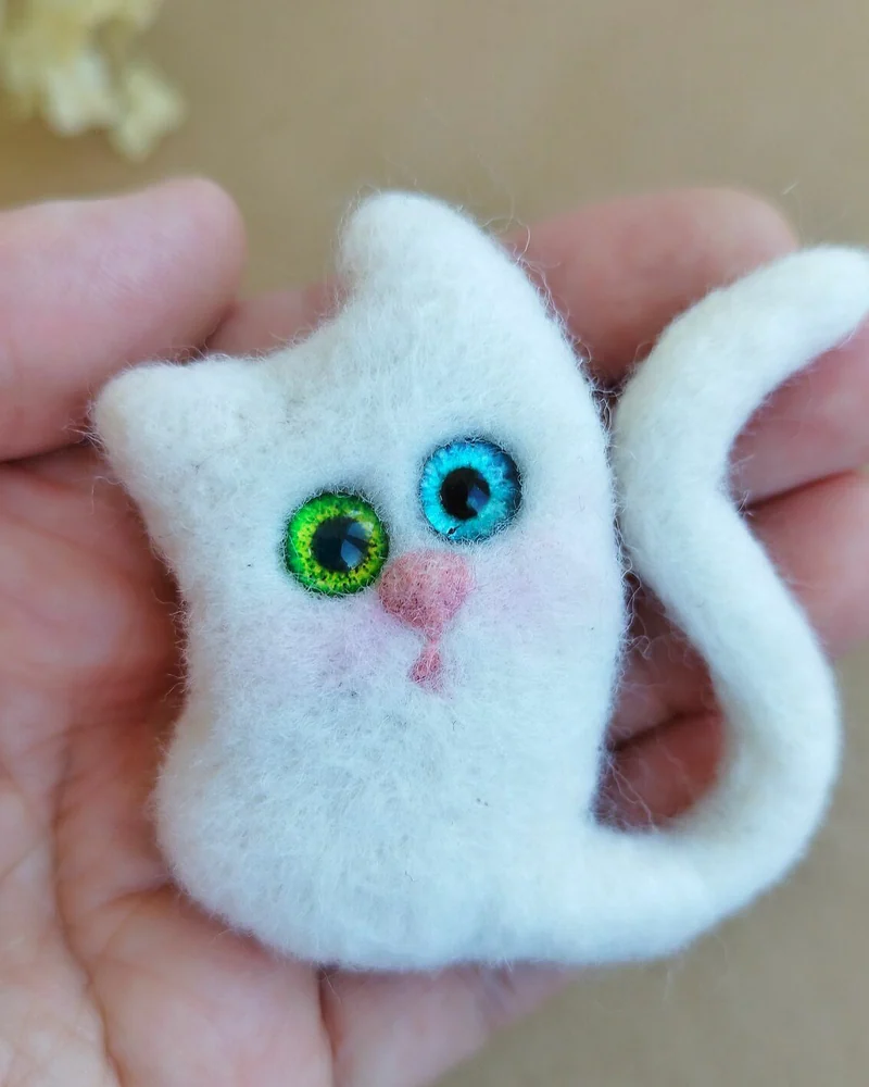 Белый кот, рыжий кот, черная кошка, Брошь-булавка из шерсти