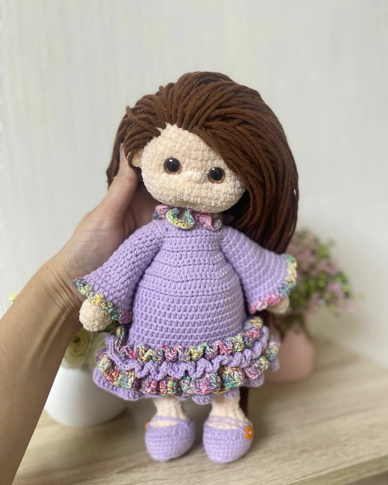 Вязаная кукла в сиреневом платье амигуруми